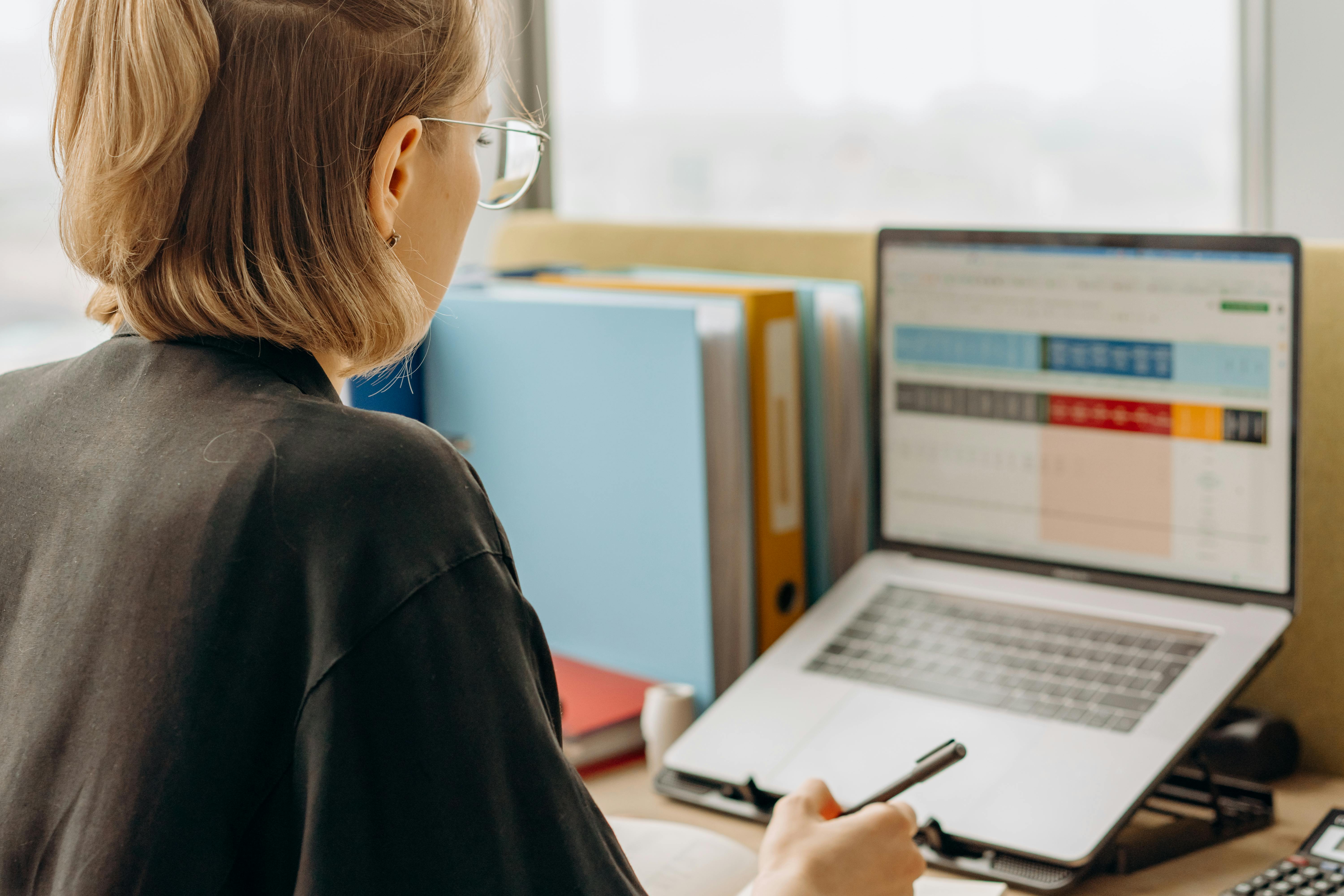 Mujer frente a computador